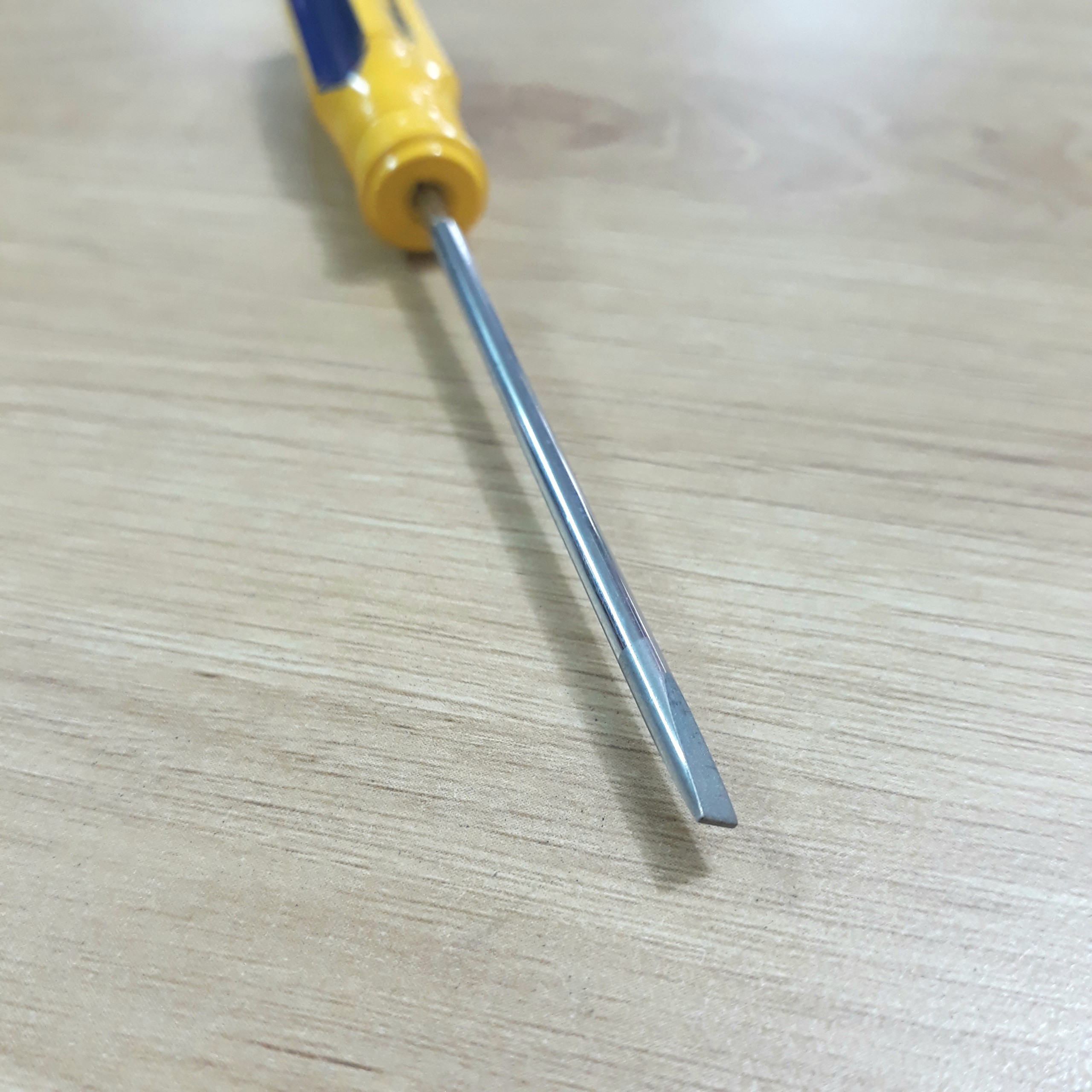 Tua vít dẹp cán sọc Century 3x75mm  Century | Giá rẻ nhất - Công Ty TNHH Thương Mại Dịch Vụ Đạt Tâm