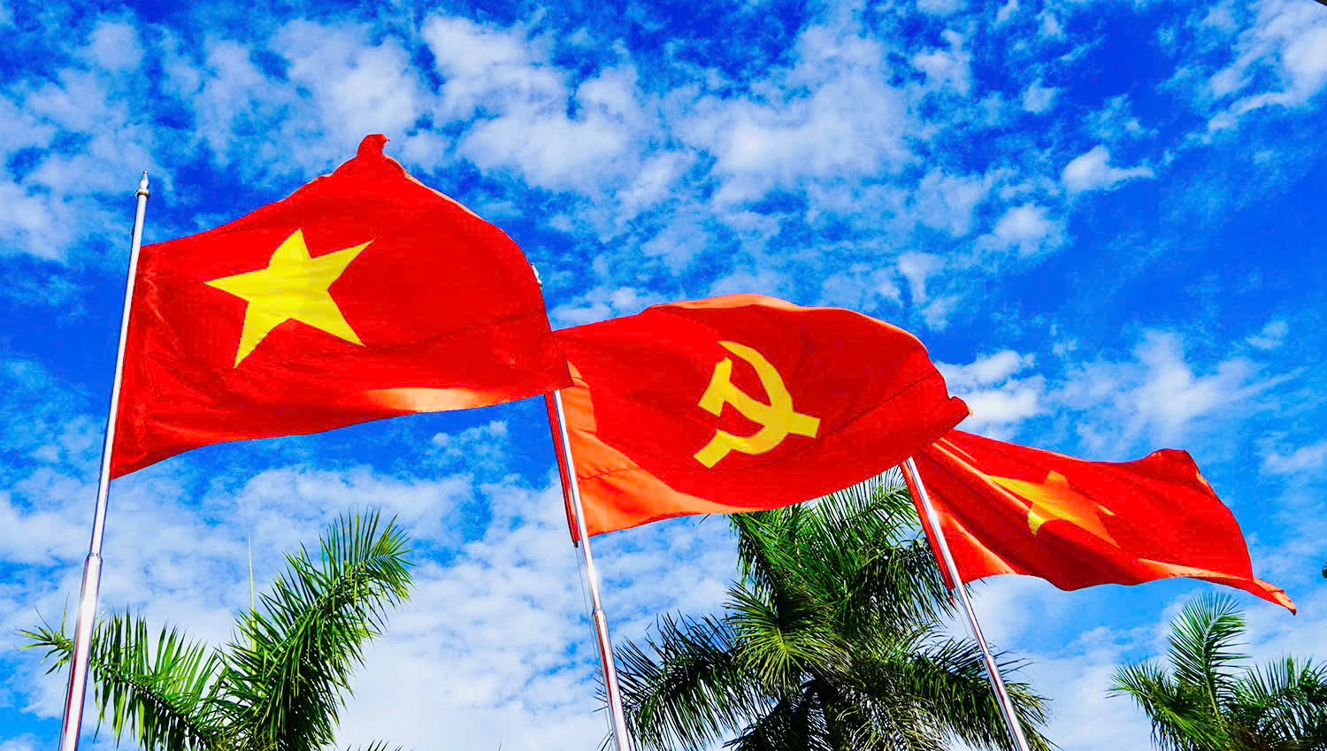 Cờ gi&oacute; v&agrave; cờ Tổ quốc &ndash; Giải ph&aacute;p trang tr&iacute; v&agrave; thể hiện tinh thần d&acirc;n tộc